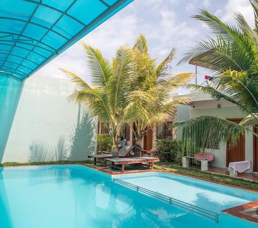 Golden River Resort
