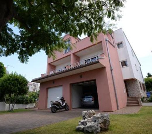 Apartments Leonarda