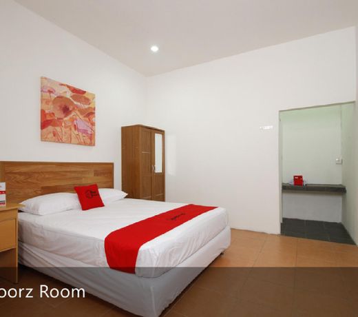 RedDoorz Plus near Plaza Indonesia