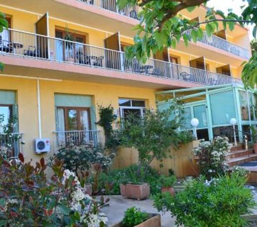 Hotel Cyrnea