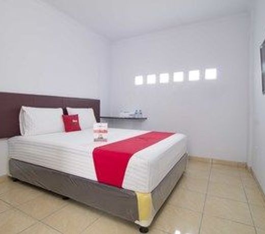 RedDoorz near Siloam Karawaci 2