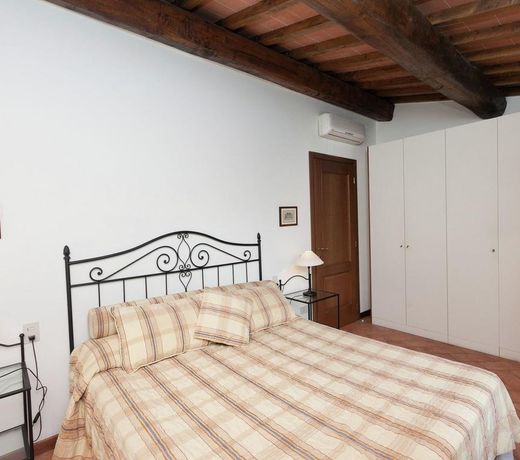 Traditional Farmhouse near Pistoia with Garden