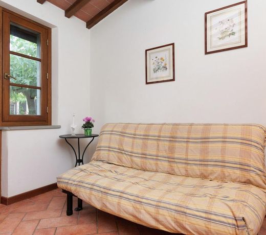 Traditional Farmhouse near Pistoia with Garden