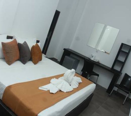 OYO 365 Kingsgate Transit Hotel