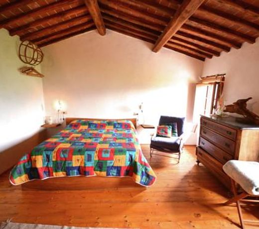 Vintage Cottage in Pescia with Jacuzzi