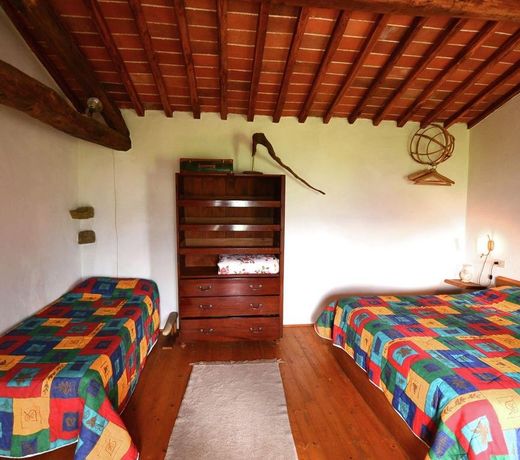 Vintage Cottage in Pescia with Jacuzzi
