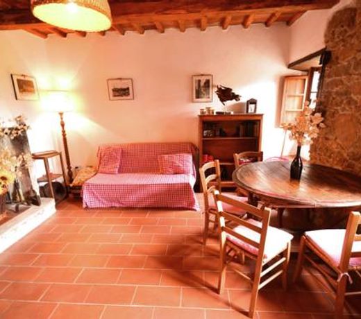 Vintage Cottage in Pescia with Jacuzzi