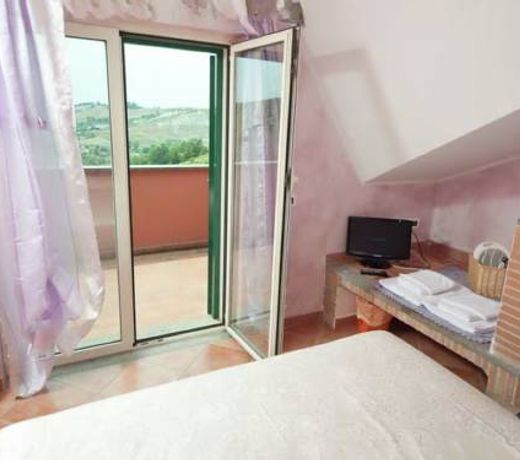 Swimming pool, close to Rome, in the Rome countryside, WiFi