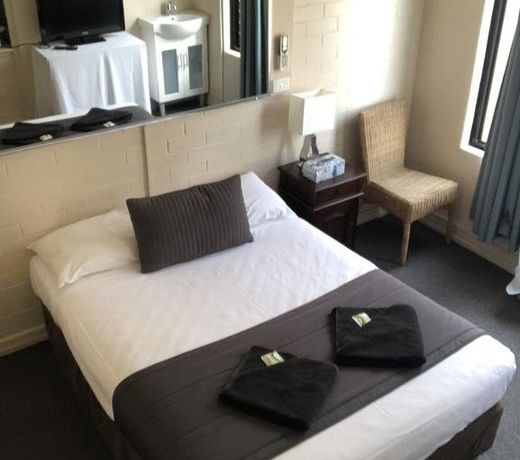 Kingsford Riverside Inn