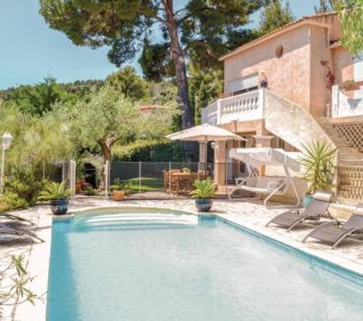 Amazing apartment in La Valette du Var with WiFi, Private swimming pool and Outdoor swimming pool