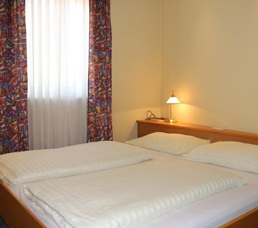 CenterCourt Hotel