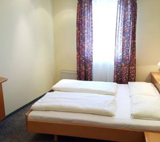 CenterCourt Hotel