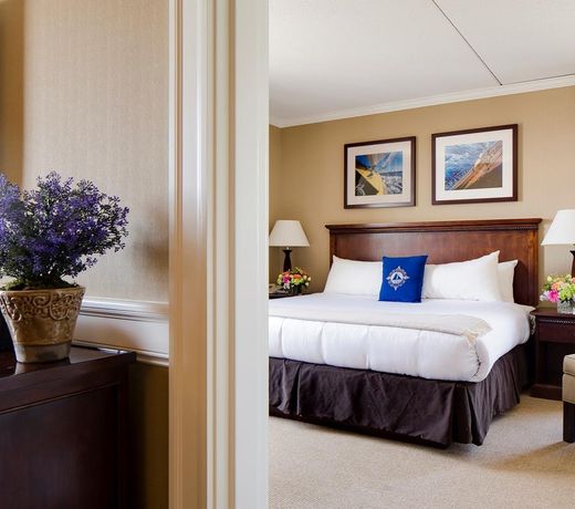 Salem Waterfront Hotel & Suites