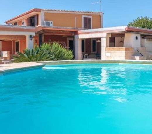 Villa con piscina al mare