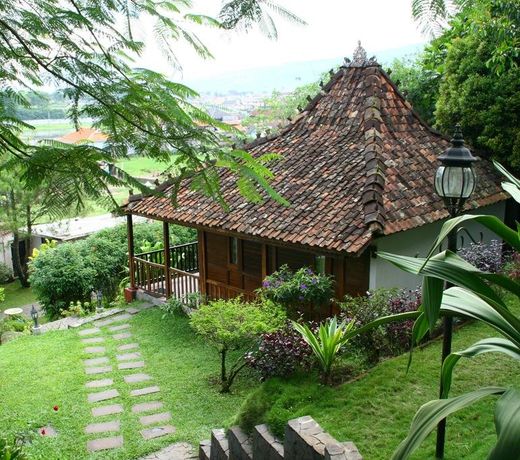 La Oma Hotel & Cafe