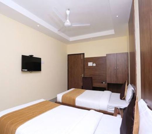 OYO 9814 Hotel Parnil Palace 2