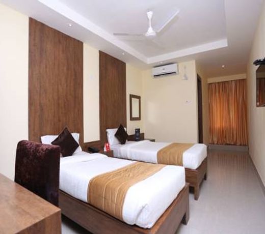 OYO 9814 Hotel Parnil Palace 2