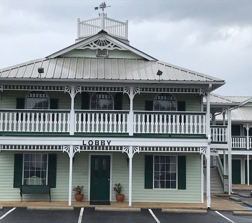 Deluxe Inn And Suites