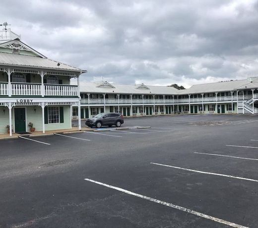 Deluxe Inn And Suites