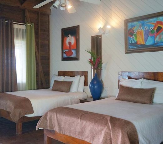 Roatan Yacht Club