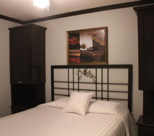 Lakeside Villa Inn & Suites