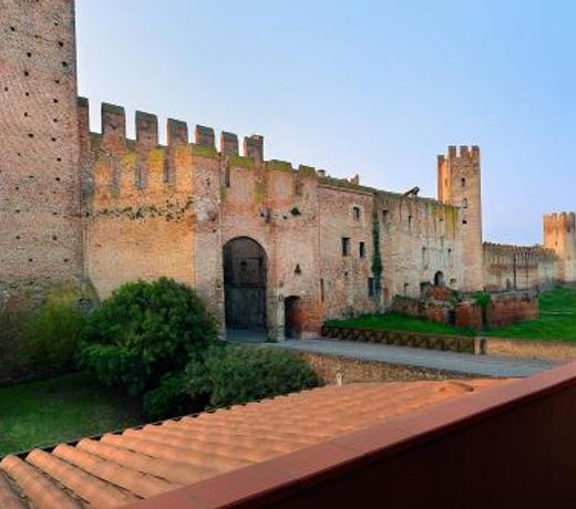 Sotto le mura