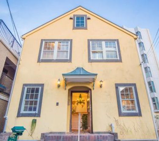IZA Enoshima Guest House and Bar