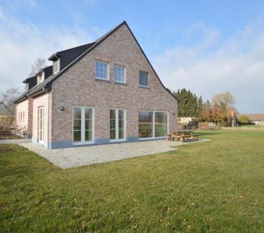 Soothing Holiday Home in Sint Amands with Recreation Room