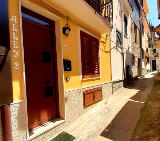 Alley 8