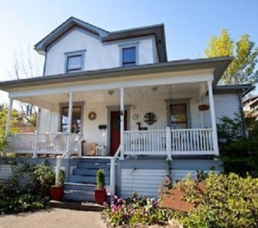 Anne Hathaway's Cottages and Garden Suites