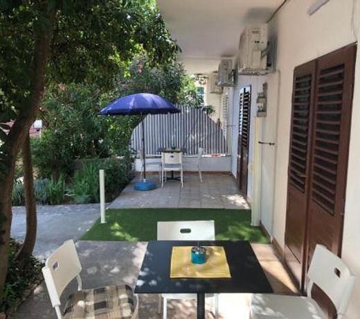 Apartment & Rooms Laura