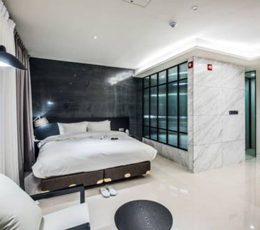 Rivertain Hotel