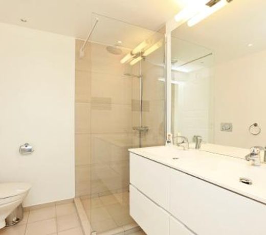 City Lux apartment with 2 full bathrooms
