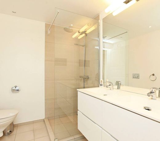 City Lux apartment with 2 full bathrooms
