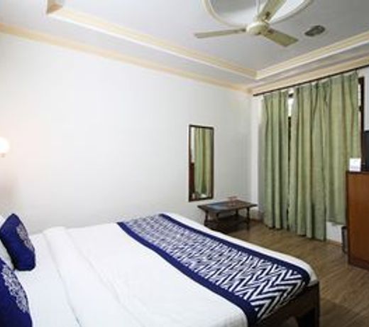 OYO 5459 Hotel Doll's Inn