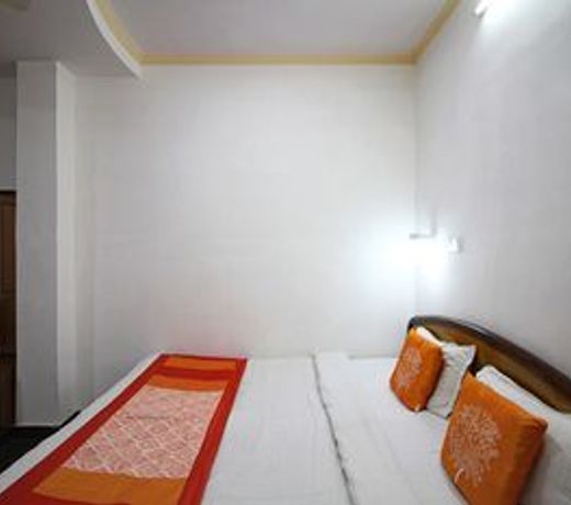 OYO 5459 Hotel Doll's Inn