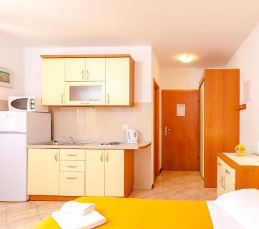 Apartments and rooms by the sea Brela, Makarska - 13118