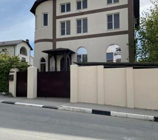 Guest House on Molodezhnaya Street