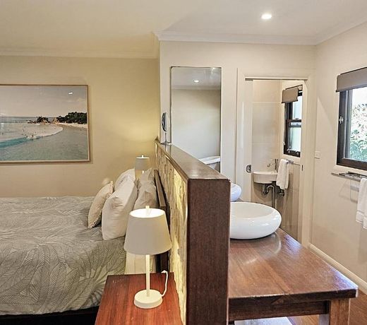 Away Guesthouse- Away on Shirley Lane