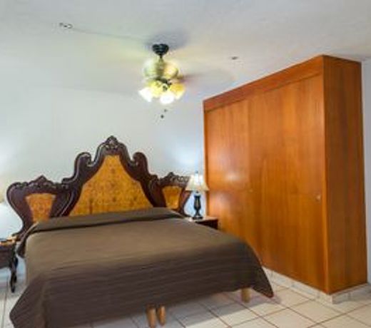 Suites Poliforum Inn