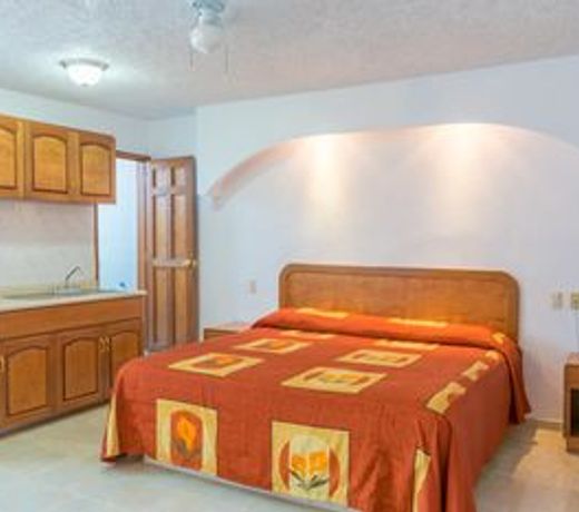Suites Poliforum Inn