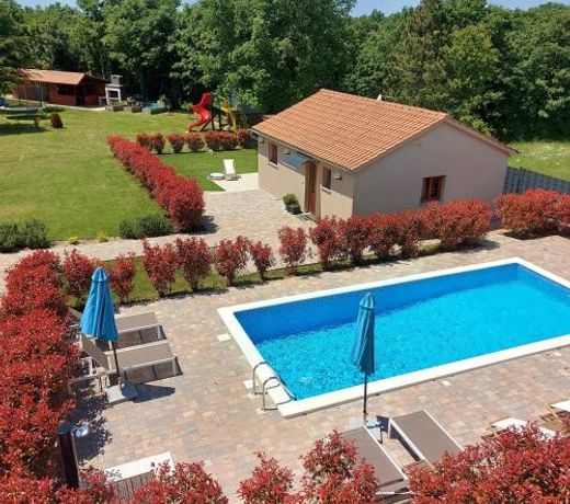 Guest house with pool