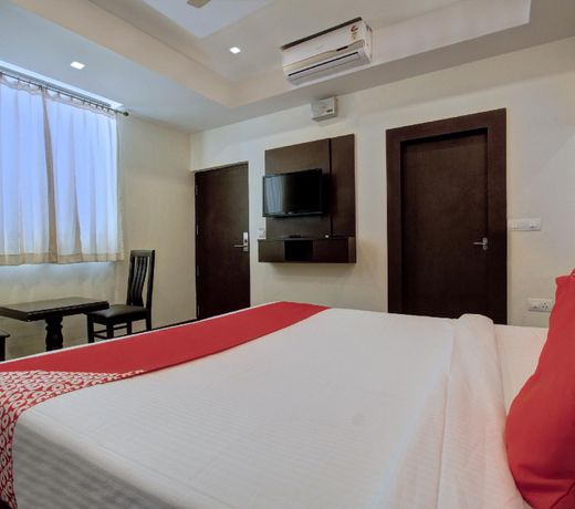 OYO 11414 Hotel Silver Suites
