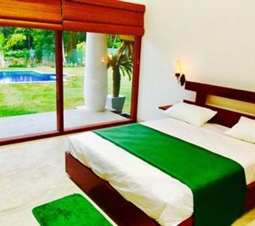 Airport Resort