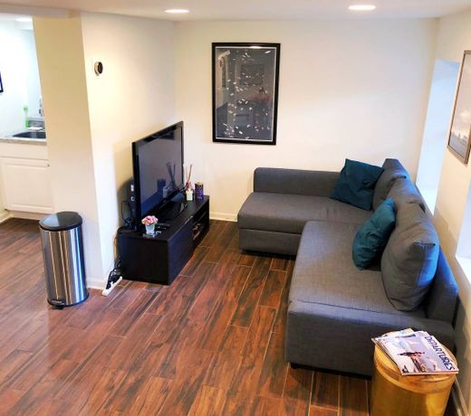 Urban Lincoln Park hideaway w/free street parking!