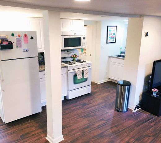 Urban Lincoln Park hideaway w/free street parking!
