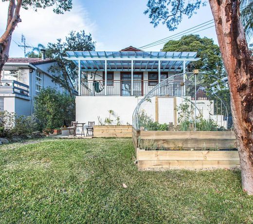 Vibrant Oversized Studio in Leafy Balgowlah