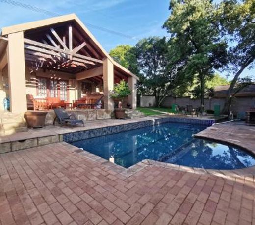 Paulshof Guesthouse, B&B and Executive Apartments