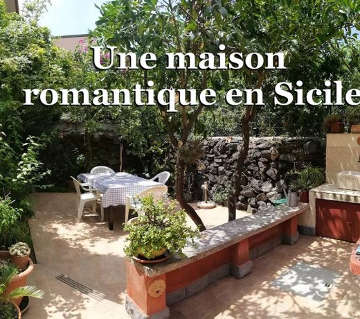 Casa e Giardino a 2 passi dall'Etna e da Catania.