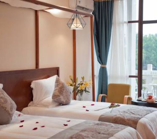 Guilin Crystal Crescent Moon Hotel